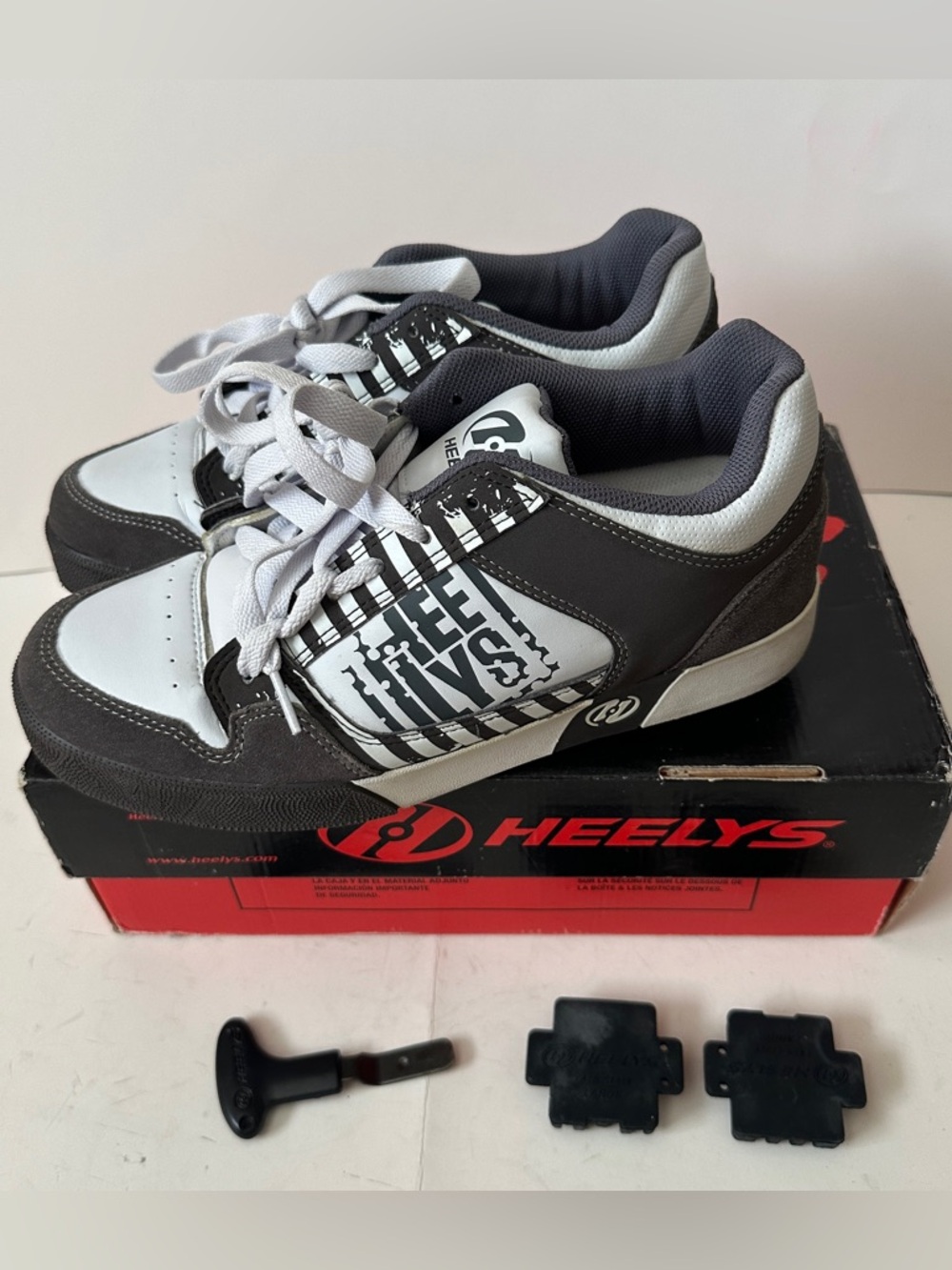 Heelys Men's Gray White Black Striped Skate Sneakers Wheels Suede Size 9 Y2K